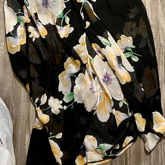 Maxi Flowy Dress with Flower design  Size: S - Picture 3 of 6